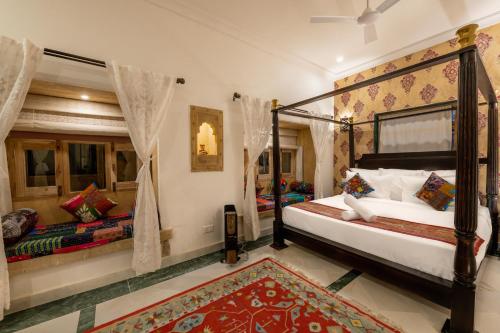 Tempat tidur dalam kamar di Hotel Meri Haveli