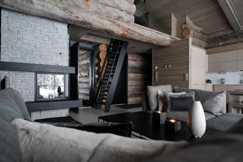 ein Wohnzimmer mit einem Sofa und einem Tisch in der Unterkunft Villa Lake Ruka in Ruka