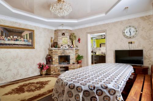 - une chambre avec un grand lit et une cheminée dans l'établissement Карпатська садиба, à Plavie