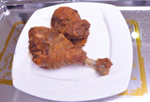 biały talerz z dwoma skrzydełkami kurczaka w obiekcie Akure Airport Hotel w mieście Oba Ile