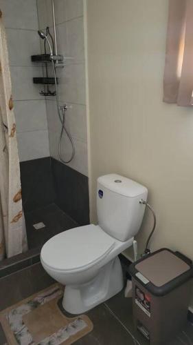 ห้องน้ำของ Centrally located, private, 1 bedroom apartment.