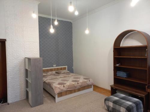 ein Schlafzimmer mit einem Bett, einem Spiegel und einer Kommode in der Unterkunft 1к квартира Антоновича. Олімпійська in Kiew