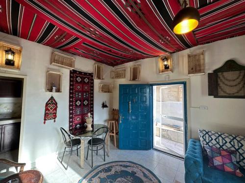 a living room with a red and white ceiling at Antica old apartment al-lwebdeh in Amman