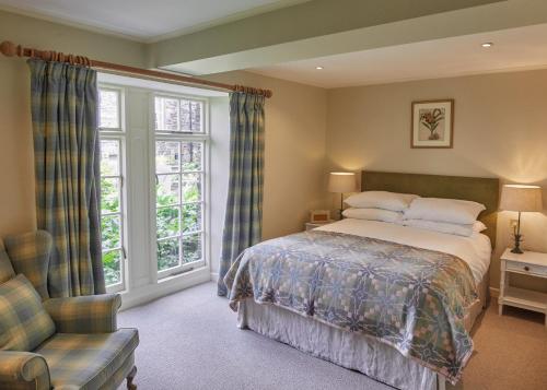 - une chambre avec un lit et une fenêtre dans l'établissement The Arundell, à Lifton