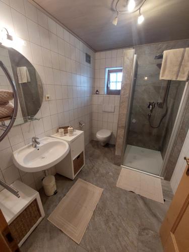 een badkamer met een wastafel, een douche en een toilet bij Haus Manuela sonnige Aussicht mit Bergpanorama inkl NATIONALPARK CARD in Rauris