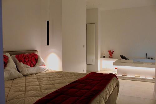 una camera da letto con un letto con una coperta rossa sopra di Archimar House a Taranto
