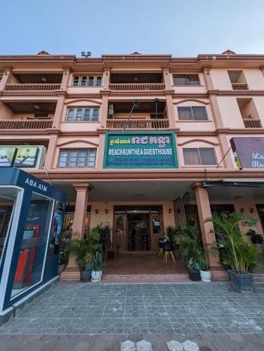 Bangunan di mana terletaknya rumah tamu ini
