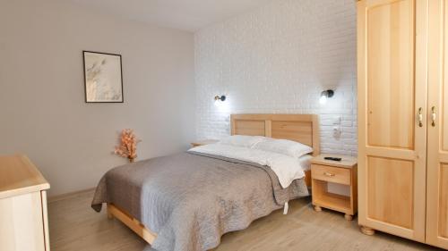 a small bedroom with a bed and a night stand at Casa Zânelor Slănic Moldova in Slănic-Moldova