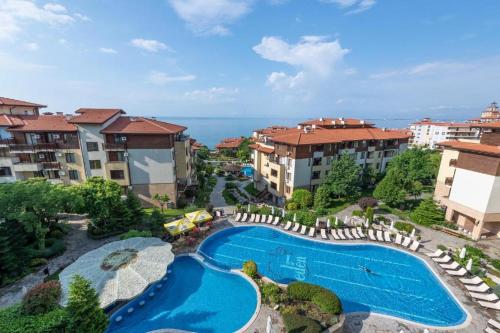 Una vista aérea de un complejo turístico con piscina. en Liliya, en Sveti Vlas