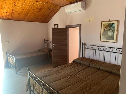 ein Schlafzimmer mit 2 Betten und einem Schrank darin in der Unterkunft Etna Dimora Dei Saponari in Trecastagni