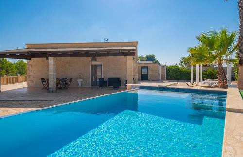 麗都馬里尼的住宿－Villa Crigiada Luxury Pool，房屋前的游泳池