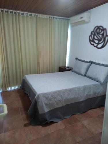 1 dormitorio con 1 cama con colcha blanca en FLAT 107 VILLA HÍPICA Gravatá PE, en Gravatá