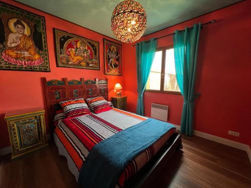 una camera rossa con letto e finestra di Les Vignes a Pomport