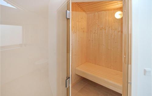 a wooden walk in shower in a bathroom at Gorgeous Home In Samsø With Kitchen in Nordby