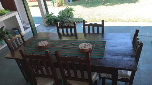 Las orquídeas في غويا: طاولة خشبية مع كراسي وطاولة عليها صحن