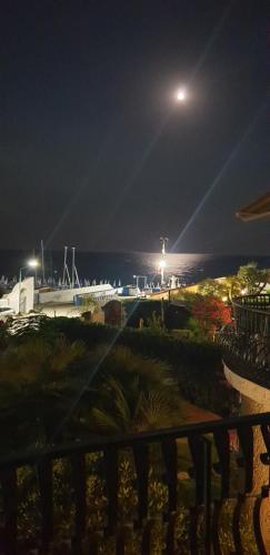 - une vue sur l'océan la nuit avec une lune dans l'établissement Villa Margherita, à Terracine