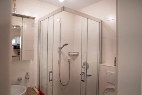 ゼーフェルト・イン・チロルにあるFerienhaus Ireneのバスルーム(ガラスドア付きのシャワー付)