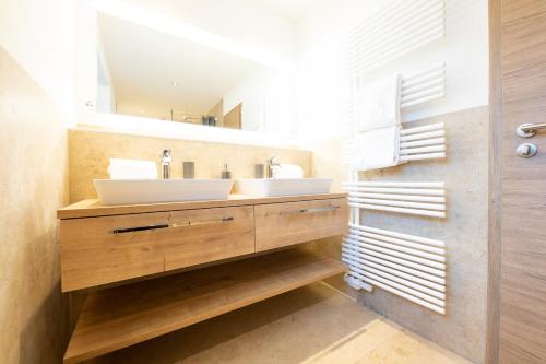 bagno con lavandino e specchio di Haus Kreuzbichl a Grainau