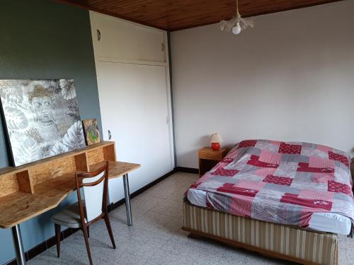 Postel nebo postele na pokoji v ubytování Joyeuse appart mas des chênes