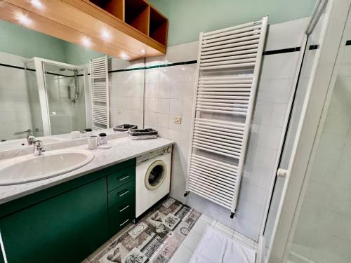 een badkamer met een wastafel en een wasmachine bij Novantasette passi dal Duomo in Casale Monferrato
