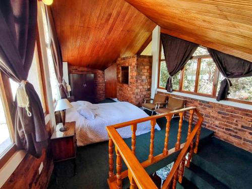 1 dormitorio con 1 cama en una habitación con ventanas en Refugio Génesis habitaciones Lago de Tota, en Tota