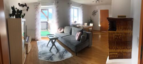 sala de estar con sofá y mesa en Ferienwohnung Lechnerhof, en Tiefgraben