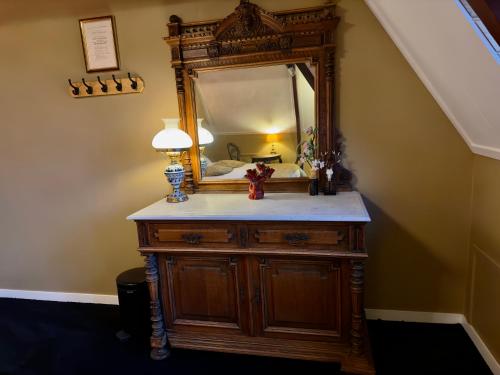 a dressing table with a mirror on top of it at Villa Giethoorn Steenwyck in Steenwijk