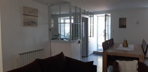 un salon avec une armoire en verre et une table dans l'établissement MAISON DE LA COTE, à La Flotte