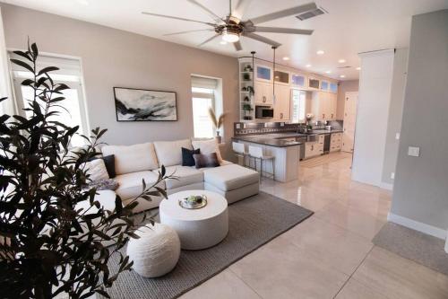 uma sala de estar com um sofá branco e uma cozinha em Luxurious Brownstone Retreat - Walk to DT/Golden1 em Sacramento