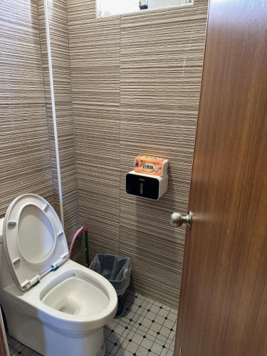 緑島郷にある樂見海の蓋が閉まったトイレのある浴室
