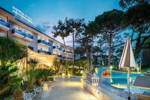 リニャーノ・サッビアドーロにあるHotel Mediterraneoのスイミングプールとリゾートを併設するホテルです。