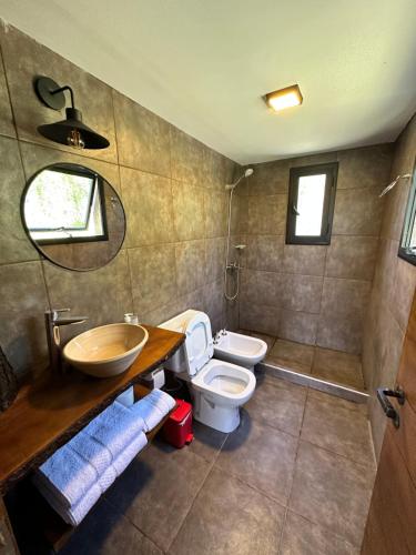 a bathroom with a sink and a toilet at Chalet San Rafael (Villa 25 de Mayo) in San Rafael