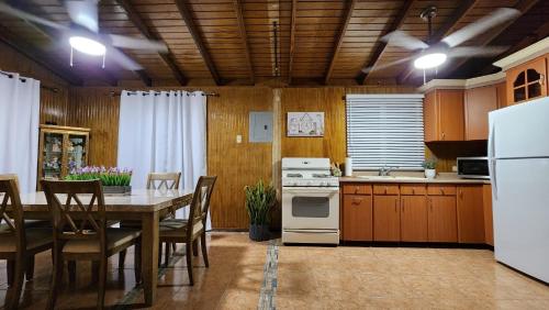 Una cocina o cocineta en Palm's Bohemian House with Private Pool