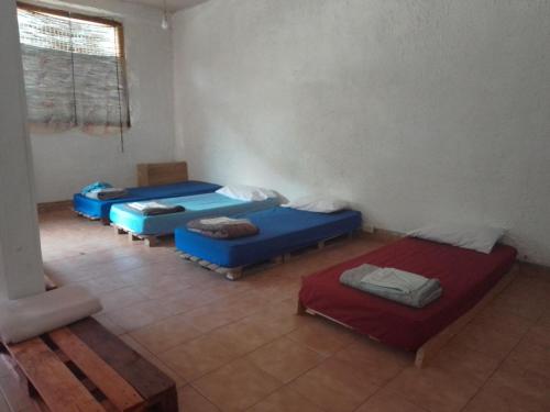 Habitación con 3 camas en una habitación en Habitación compartida en vivienda familiar en Lago Puelo