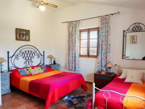 安特克拉的住宿－Huerta Segura，一间卧室配有两张床和镜子