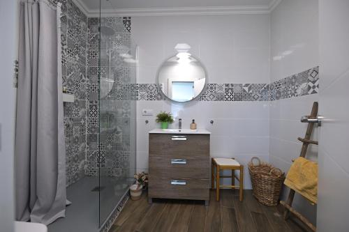 een badkamer met een wastafel en een glazen douche bij 4 Mares Apartamentos C in Loredo