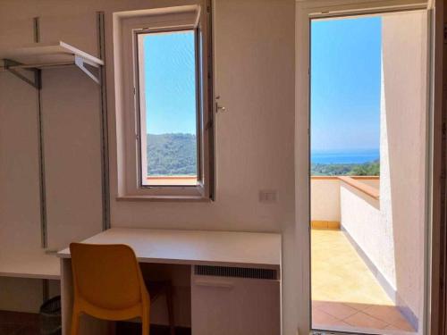パリヌーロにあるCountry House Itaca Palinuroのデスク、景色を望む窓が備わる客室です。