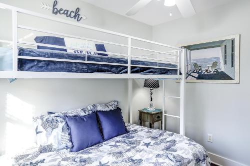 Shell of the Ball - B في كارولينا بيتش: غرفة نوم مع سرير بطابقين مع الوسائد الزرقاء