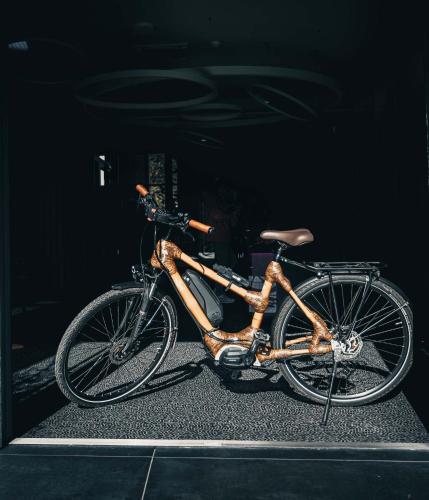a bike is parked in a dark room at The Flamingo in Timmendorfer Strand