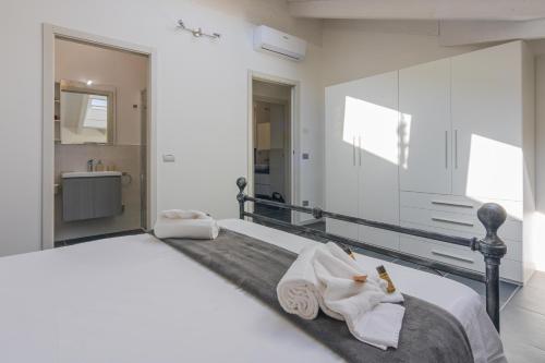 a bedroom with a bed with towels on it at APPARTAMENTO STELLA in Lezzeno
