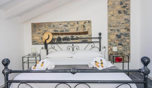 a bedroom with a bed with towels on it at APPARTAMENTO STELLA in Lezzeno