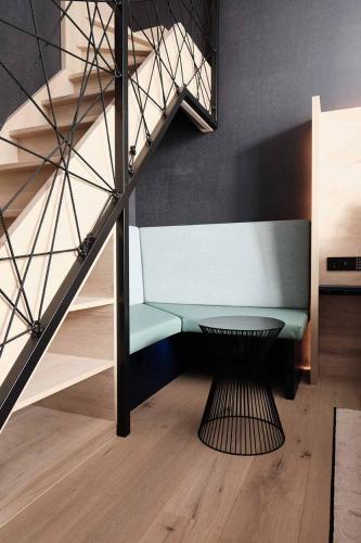 a room with a green bench and a staircase at The Flamingo in Timmendorfer Strand