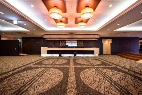 um quarto grande com um palco e um tapete grande em APA Hotel Utsunomiya-Ekimae em Utsunomiya