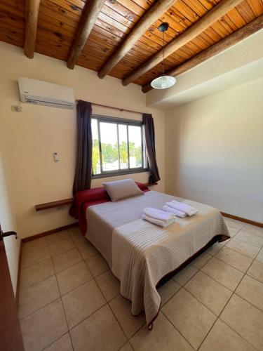 um quarto com uma cama com toalhas em Octubres Mendocinos em Guaymallén