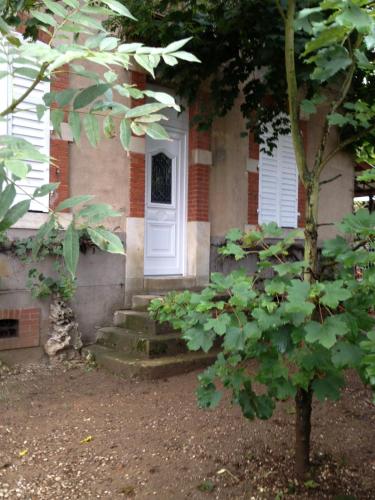 a brick house with a white door and stairs at Nancy Malzeville F1 + Terrasse 2 minutes de la vieille ville de Nancy in Malzéville