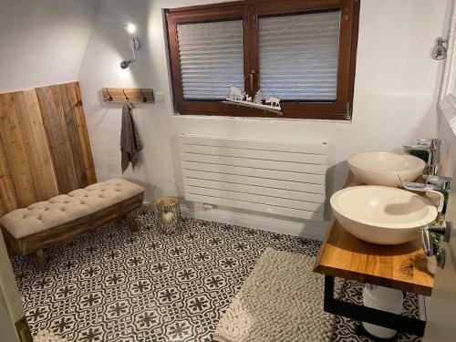 ein Bad mit einem Waschbecken, einem WC und einem Fenster in der Unterkunft Schöne Ferienwohnung Altes Gebälk Fachwerkhaus in Bacharach