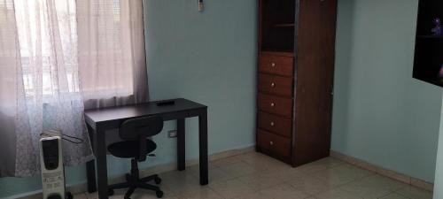 Habitación con escritorio, cómoda y armario. en Habitación en casa particular, en Monterrey