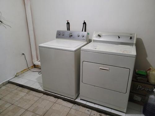 dos aparatos sentados uno al lado del otro en una cocina en Habitación en casa particular, en Monterrey
