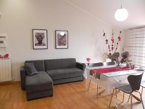 - un salon avec un canapé et une table dans l'établissement Hakuna Matata B&B, à Pescara
