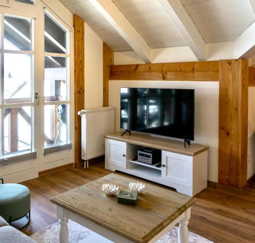 a living room with a tv and a coffee table at Toller Ausblick, Berge, Sonne, Balkon - Zentral in Sonthofen in Sonthofen